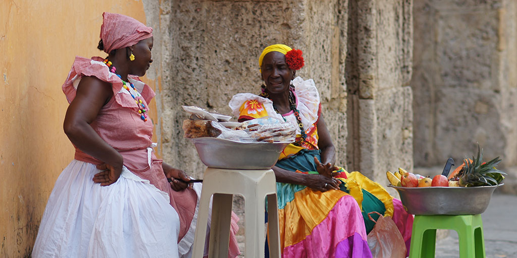 Palenquera's outside Cartagena Cathedral